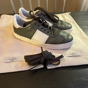 Valentino Flycrew  - Säljer dessa Valentino flycrew som är i otroligt fint skick, har tappat 2 nitar annars otroligt fina!  Pris kan diskuteras vid snabb affär  Storlek 39 sitter som 40  Skriva till mig om ni undrar något !