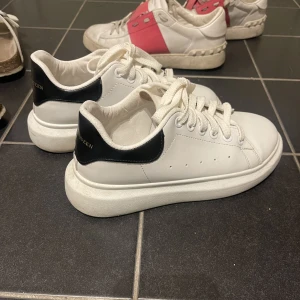 Alexander McQueen - Snygga skor från Alexander McQueen i storlek 39! Inga defekter förutom att skinet har släppt lite på insidan (se bild 3) men Inget man tänker på! 