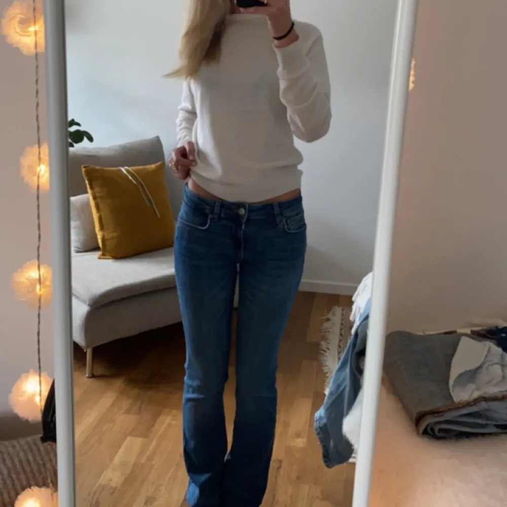 Storlek 25 i midjan, är 170 och sitter perfekt i längden, nyskick och använda endast fåtal gånger💕. Jeans & Byxor.