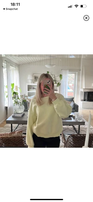Grön sweatshirt - Tröja från Gina i stl xs💓 Det står ”ENDLESS” på den. Sparsamt använd men lite smått nopprig (se bild 3)💕 Den är gröngul aktig men enligt mig är den lite mer åt det gröna hållet. Lite lite genomskinlig