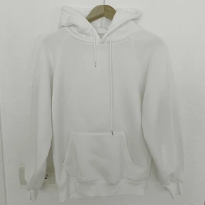 Hoodie - Vit hoodie i tjockt material. 