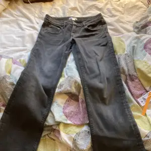 Supersnygga jeans ifrån Gina tricot som är helt nya! Inga defekter, har bara provats. Fråga om fler bilder 💗de är low waist, nypris 300