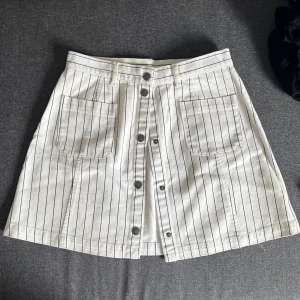 Jeans kjol - Super fin kjol från Monki! Fickor fram, knappar att stänga och går att lägga till ett bälte!🤍🤍