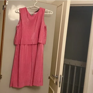 Klänning - Rosa klänning jättefin, passar inte längre.