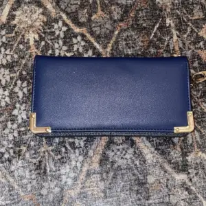 En superfin plånbok som jag använt som portmonnä. Passar bra när man ska va extra fin och till vardags som plånbok. Använd men i väldigt fint skick. Många och stora fack, med dragkedja och utan. Gulddetaljer. 
