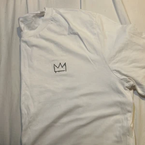 Hov1 tröjs - Hej, säljer min hov1 tröja från Skansen 2022. Köpte den för 650 och har endast använt den 2 gånger alltså är den i nyskick. Kan mötas upp annars står köparen för frakten