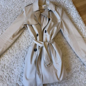 Beige kappa - Säljer denna sjukt fina kappan som tyvärr blivit för liten som även är som ny. Skriv gärna privat om fler bilder eller frågor💕