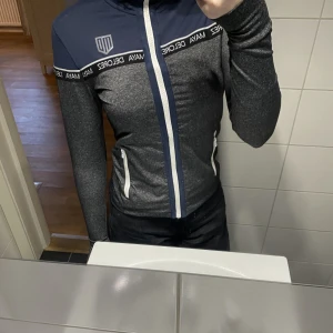 Maya Delorez huvtröja - Säljer denna huvtröja pågrund av storleken. Andvänd ett fåtal gånger, nästan nyskick. Endast förlorat lite färg på dragkedjan. Nypris 900kr Tveka inte att höra av dig om de är något du undrar över😄