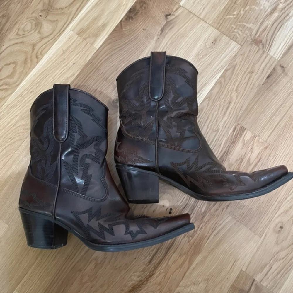 Cowboy boots. Skor.