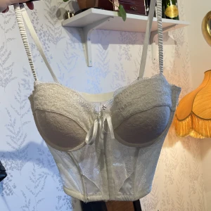 Korsett - Säljer en så otroligt fin korsettliknande BH, storlek 80B! 