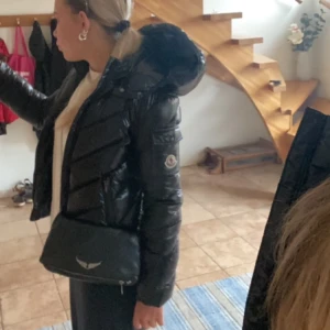 Monclere jacka - Säljer denna as snygga monclere jacka då jag vill köpa en storlek större! Kan även tänka mig byte! Jackan är i grymt skick och pris kan altid diskuteras🫶🏻