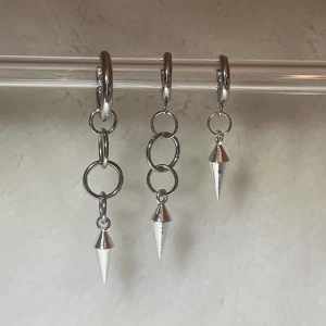 Layerd hoop earrings sett - Dessa örhängen är till största dels gjorda av rostfritt stål vilket innebär att de förmodligen inte förstörs om de kommer i kontakt med vatten och allmänt håller längre. Rostfritt stål ändrar inte färg som att ndra material ,perfekta för vardaglig användn