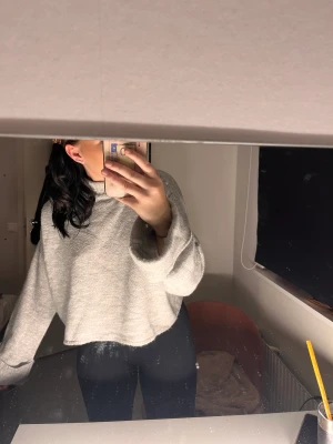 Stickad tröja  - Säljer min gråa stickade tröja med en liten polo krage. Älskar denna tröjan och går att matcha med allt ish. Inga defekter alls<3 