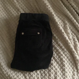 Juicy couture byxor  - Säljer ett par svarta juciy couture byxor storlek xs. Säljer pågrund av att dom e för stora inga defekter eller så ändast metall saken på ena snöret är av ❤️ser helt nya ut ⚡️skriv för fler bilder säljer för 500kr ❤️❤️❤️