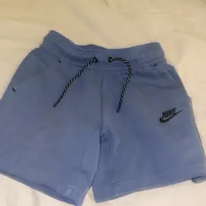 Nike tech shorts junior