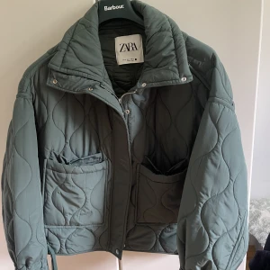 Höstjacka  - Jacka från Zara storlek M, kort modell, 699 i butik köpt förra året. Nytt skick. Kan skicka med post då tillkommer 50kr