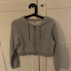 Kofta med dragkedja  - Grå kofta med dragkedja från Monki, i  storlek xs🤍Bra skick 