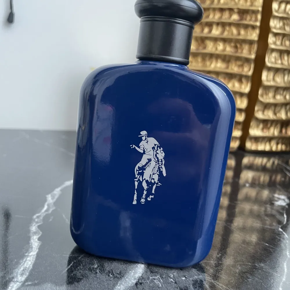 Anledningen till varför det säljs är att jag fick det som present och redan använder Yves Saint Laurent parfymen. Jag har testat det några spray ungefär (12-15 spray)  En ny kostar 700-795 beroende på vart man köper ifrån.. Övrigt.
