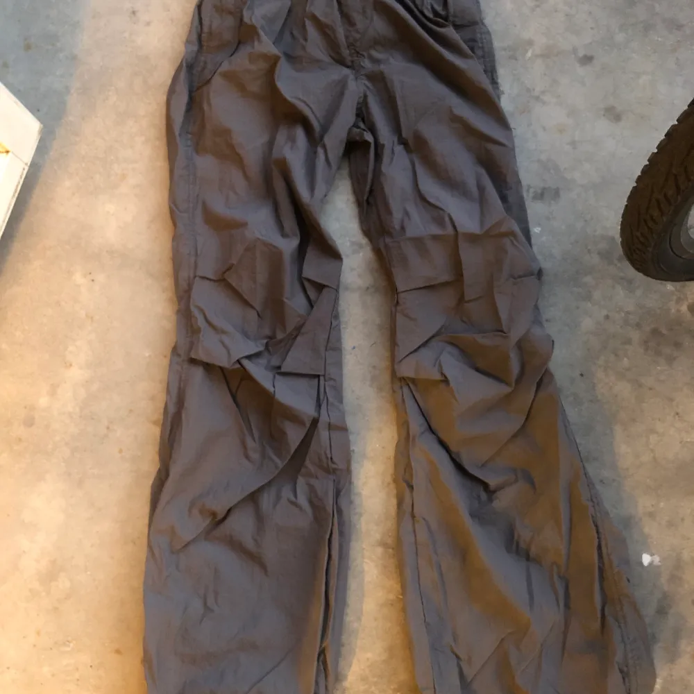 Bersha low/mid waist parachute pants. Eur: S.   Usa: S.   Mex: 26.  Made in Turkey. Barely been worn.. Jeans & Byxor.