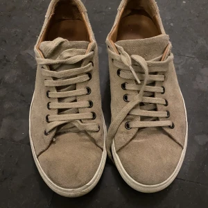 Beige sneaker herrsko - Herbert Suede Beige, Human Scale - ”Hand made shoes. Full calf leather premium sneaker. Leather lining in softest calf leather. Real rubber sole. Stitched soles”  Nypris 1800kr. Använd endast ett fåtal gånger :)  Möts i Ropsten, Lidingö eller frakt :)