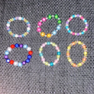 Armband  - Säljerr ett pack med armband för 30kr eller 10kr styck (ej gratis frkat) alla är handgjorda 