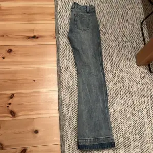 Ett par fina bootcut jeans från brandy Melville, det finns en liten repa på jeansen men det syns inte när man har på sig jeansen. Köptes här på plick. Säljer pågrund av att de inte passade mig.