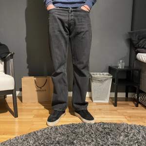 Space relaxed straight jeans från weekday. Använda men knappt slitna, skick 9/10. Storlek: 30/32. Jag är 184cm