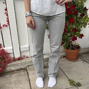 Lågmidjade gråa jeans - Så snygga ljusgråa, lågmidjade, straight jeans från gina.