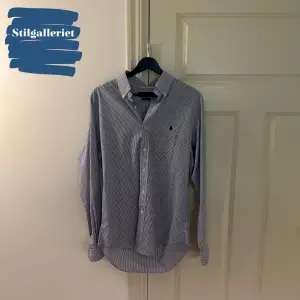 Väldigt fin blårutig polo Ralph Lauren skjorta som har storlek M. Skicket är 10/10. Skjortan är som ny. Kontakta vid frågor eller minsta lilla fundering.