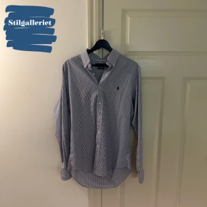 Ralph Lauren skjorta m - Väldigt fin blårutig polo Ralph Lauren skjorta som har storlek M. Skicket är 10/10. Skjortan är som ny. Kontakta vid frågor eller minsta lilla fundering.
