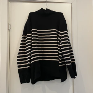 Stickad tröja - Jättefin randig stickad tröja som tyvärr inte kommer till användning då jag har för många🥰Storlek L men även jag som har XS-M använder den som oversized tröja