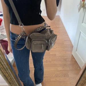 Noella väska  - Snygg väska från Noella i färg Grå. Super fin men säljer billigt då den är använd ❤️ skriv privat för minsta frågor! Väldigt rymlig💞