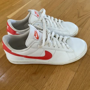Vintage Nike skor  - Hej tänkte sälja dessa vintage Nike skor, svåra att få tag på och väldigt fina. Köpta 2016 Cond: 8,5/10 Storlek: 39