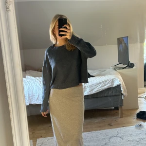 Tjocktröja - Blå stickad tjocktröja. Sjukt fin till lågmidjat! 🥰 