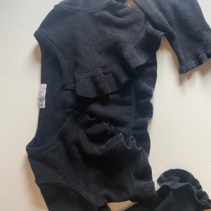 Svart kofta - Jag säljer en jätte fin svart glittrig kofta. Säljer för bara 30kr!!! Hör av er om ni har några frågor.