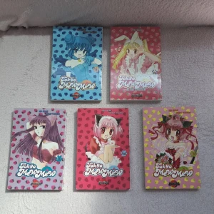 Tokyo mewmew - Säljer tokyo mewmew manga på svenska. Aldrig läst men köpta second hand så dom ser lite använda ut men inget stort. Skriv bara för mer bilder! 140 kr för alla, en för 20kr.