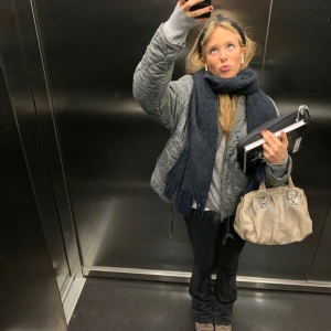 Jacka - Funderar på att sälja denna sååå snygga och väldigt populära höstjackan från Zara. Jackan är sparsamt använd. Den är superbekväm och passar perfekt nu till höst❤️‍🔥❤️‍🔥 Säljer endast vid bra pris!!