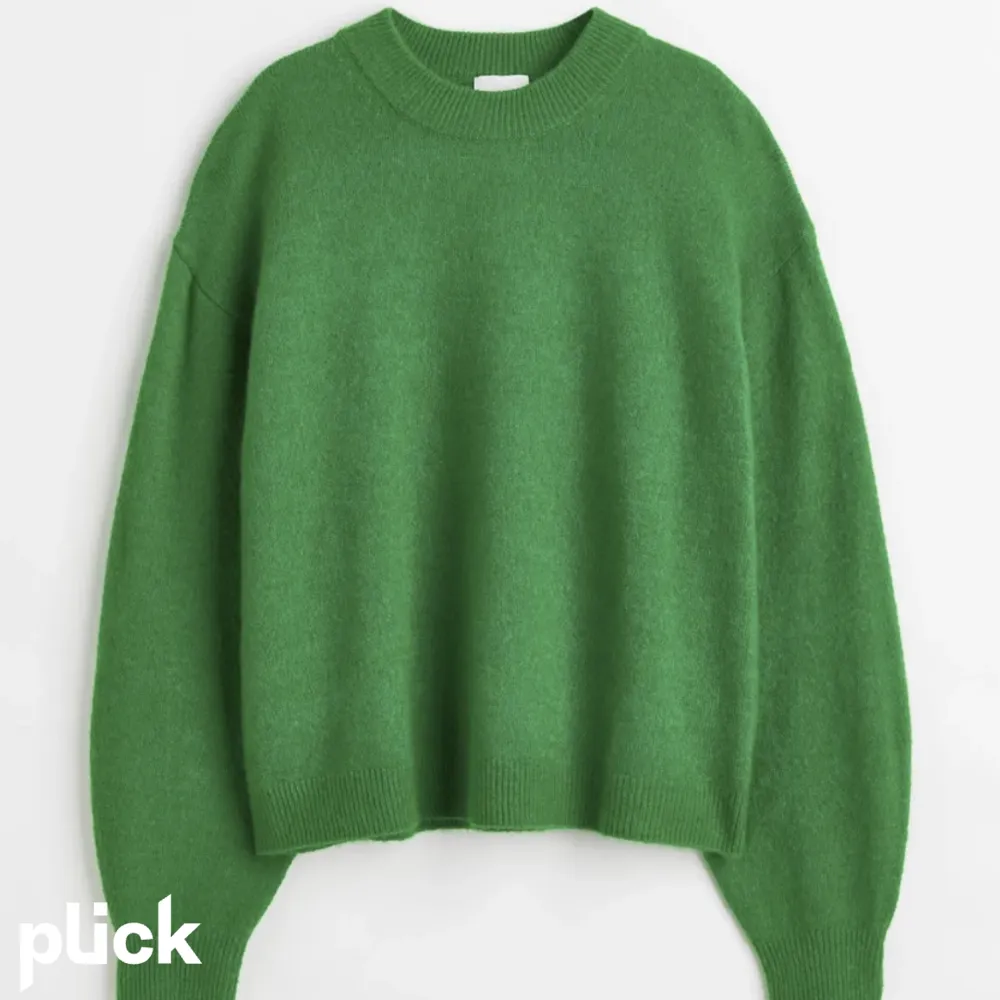 Säljer denna jöttemysiga gröna stickade tröjan som inte kommer till användning längre 💚. Stickat.