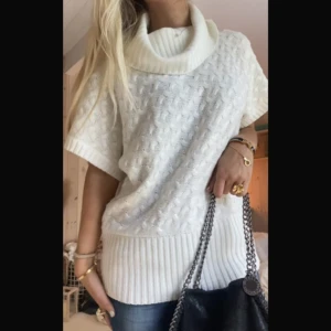 Stickad tröja - Super snygg men kommer tyvärr ej till andvändning 