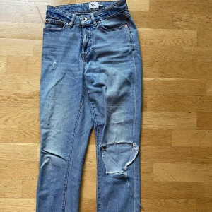 Jeans - Jeans från Lager 157 med hål