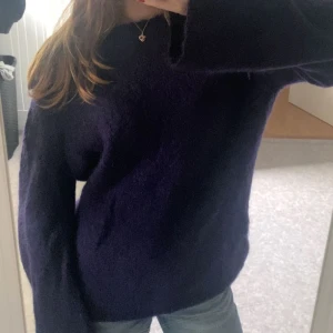 Stickad tröja med utsvängda ärmar💙 - Jättefin stickad tröja med utsvängda ärmar från H&M💘 Säljer för att den inte används.  Kontakta mig för fler bilder, frågor och intresse!💓