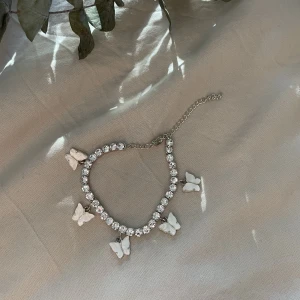 Ankelband - Ankelband i silver med fjärilar.