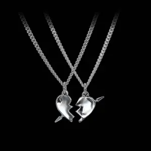 Säljer ena halvan av ett you & me necklace i silver!