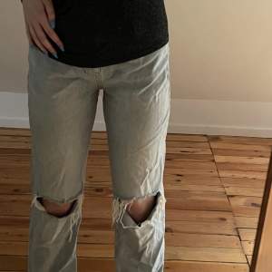 Ljusblåa jeans från Gina tricot med hål på knäna. Bra skicka! Orginalpriset var 700. Pris kan diskuteras! Köparen står för frakten! 