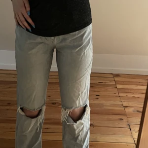 Jeans - Ljusblåa jeans från Gina tricot med hål på knäna. Bra skicka! Orginalpriset var 700. Pris kan diskuteras! Köparen står för frakten! 