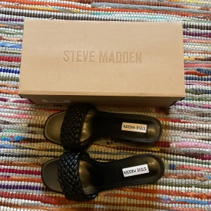 Steve Madden  - Säljer dessa snygga klackar från Steve madden som är helt oanvända med boxen kvar! Super snygga och trendiga och sälja i nyskick för ett billigare pris