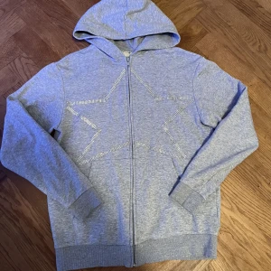 Rhinestone Zip Hoodie -  Säljer denna Rhinestone Zip Hoodie, riktigt fin och bra skick, bra kvalitet och perfekta Hoodien i höst och vinter! Passar till alla stilar och kan gå ner lite i pris vid snabb affär. Fler bilder eller frågor i DM! ⭐️🙌