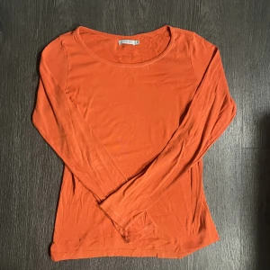 tröja🧡 - långärmad tröja i fin orange färg!