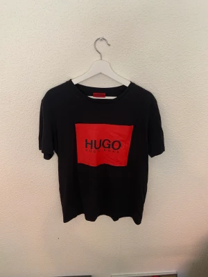 Hugo boss t shirt  - Storlek : m Fin