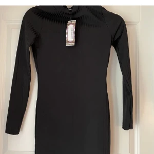 Klänning  - Lång klänning som aldrig använts 